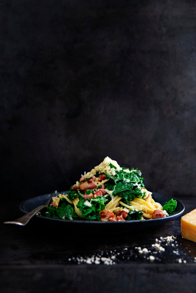 pasta carbonara met boerenkool, pancetta en brokkelkaas