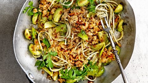 Pasta recepten - Pikante spaghetti met kipgehakt, geroosterde spruiten en maanzaad