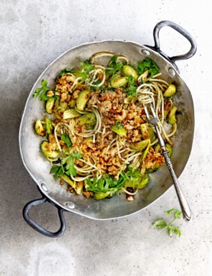 pikante spaghetti met kipgehakt, spruiten & maanzaad