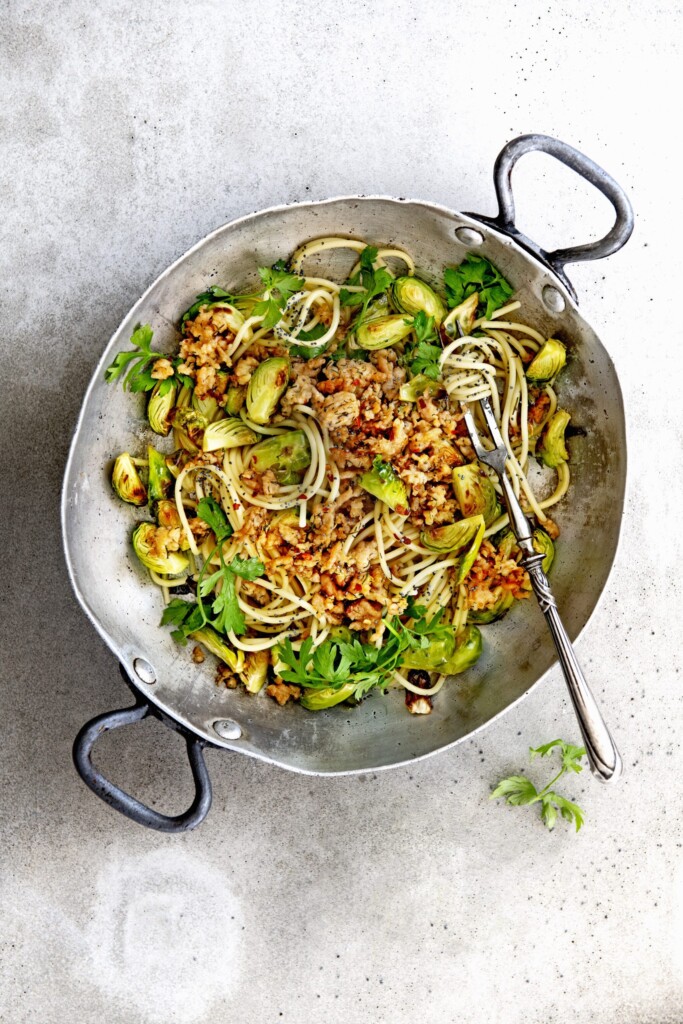 pikante spaghetti met kipgehakt, spruiten & maanzaad