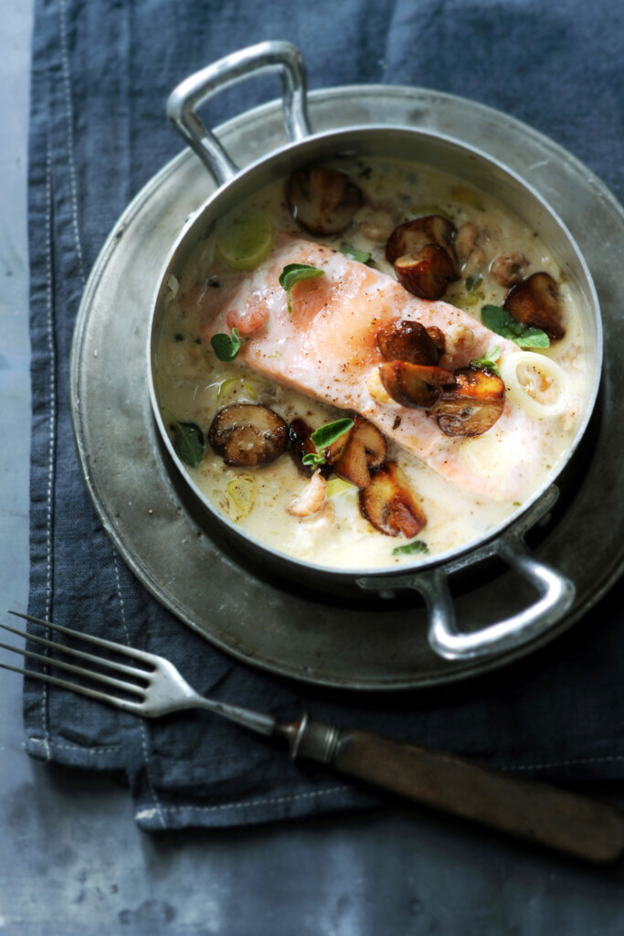 stoofpotje van zalm, garnalen en paddenstoelen