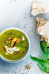 zomerse soep Courgettesoep met chiliyoghurt en sesam_preview