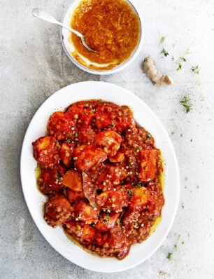 zoete aardappel in tomaten-linzensaus met mangochutney