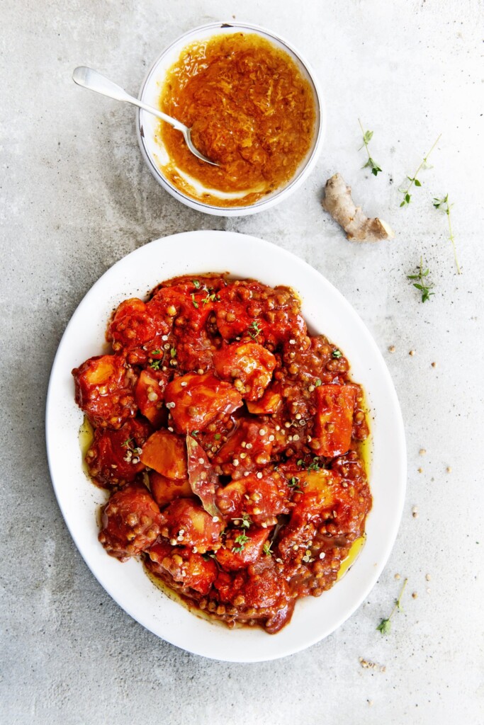 zoete aardappel in tomaten-linzensaus met mangochutney