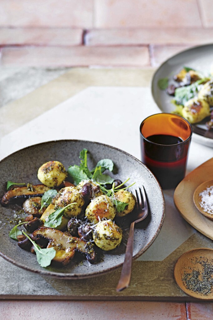 gnudi met geitenkaas en champignon-boerenkoolpesto