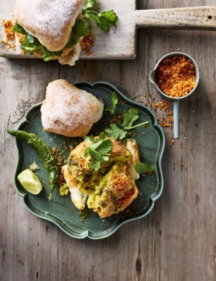 dit is de bekendste snack uit Mumbai – en je eet hem op een bolletje