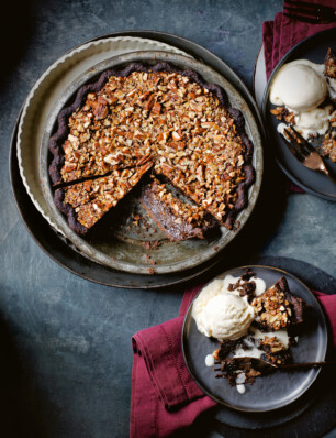 pecan pie met chocolade en karamel