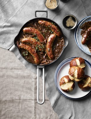 braadworst met bier & zachte pretzelbroodjes