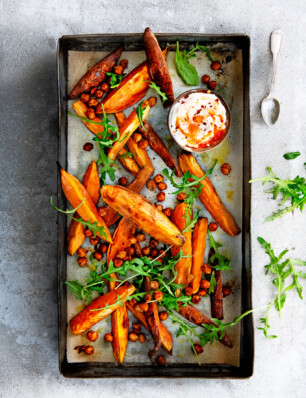 geroosterde zoete aardappel met chili-yoghurt