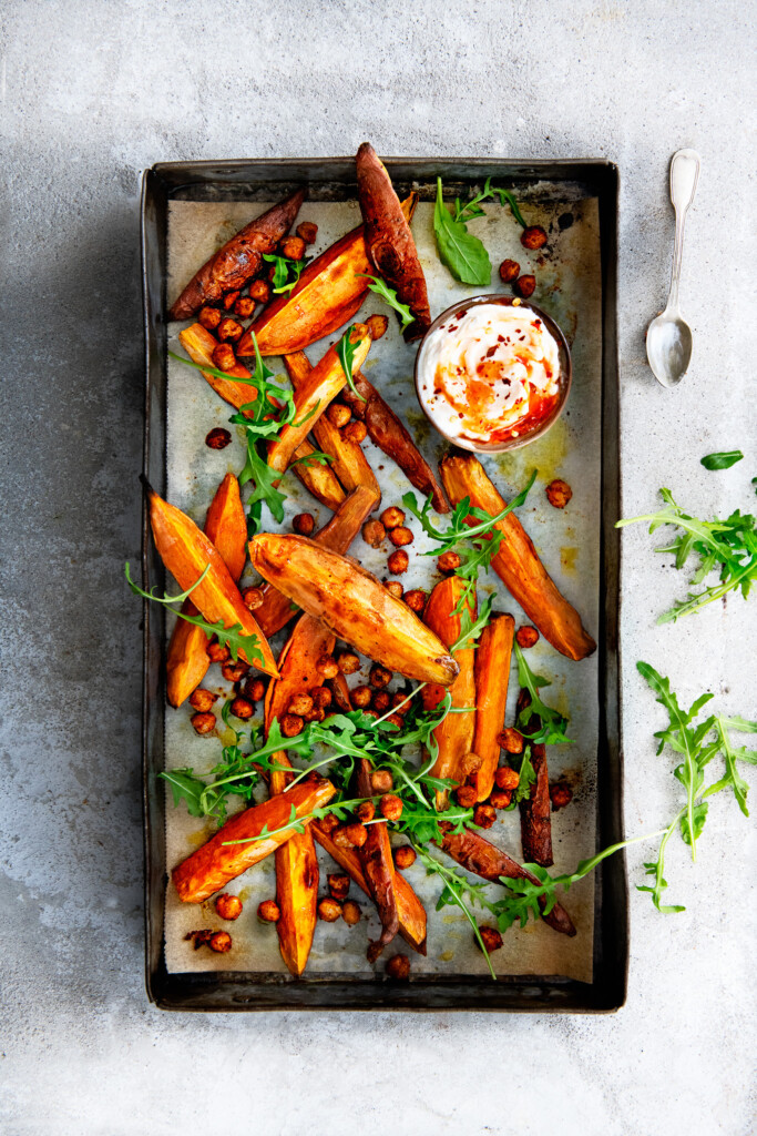 geroosterde zoete aardappel met chili-yoghurt