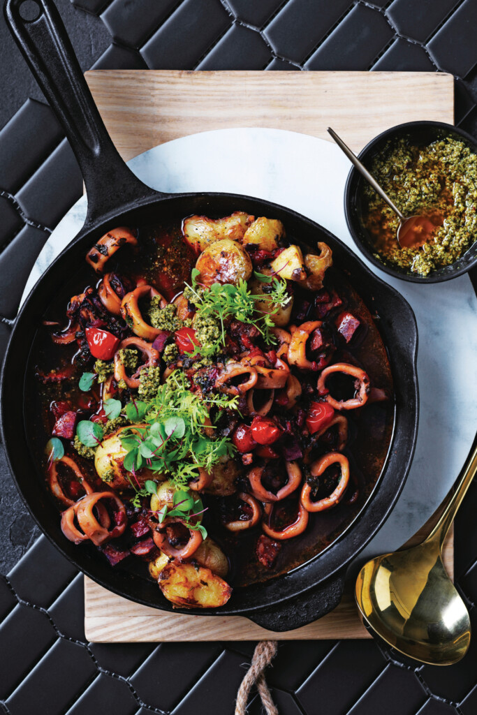 gestoofde inktvis met pikante groene romesco