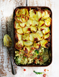 ovenschotel met gehakt, broccoli en een aardappeldakje