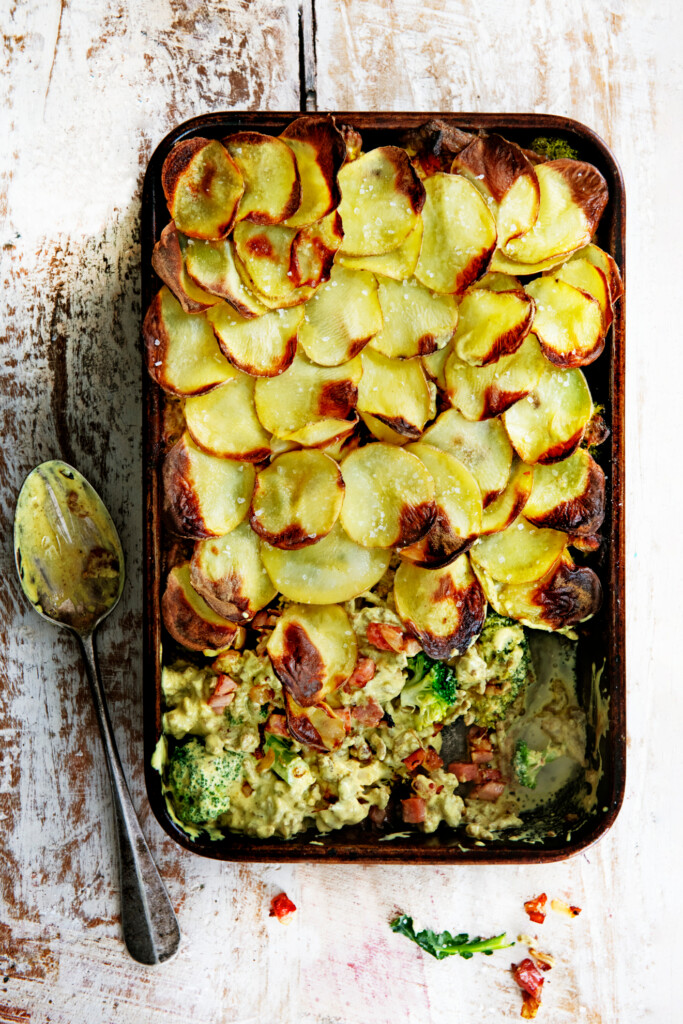 ovenschotel met gehakt, broccoli en een aardappeldakje