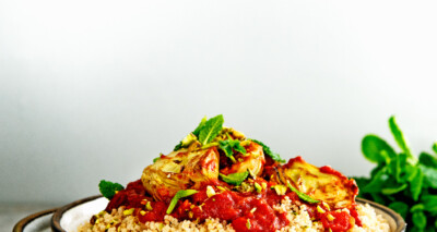 couscous met artisjok en pistache in gerookte-paprikasaus