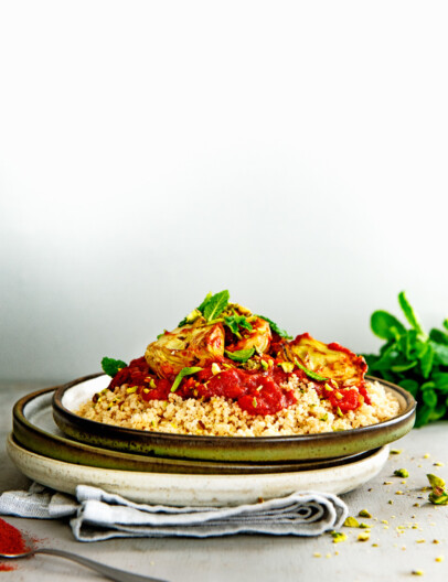 couscous met artisjok en pistache in gerookte-paprikasaus