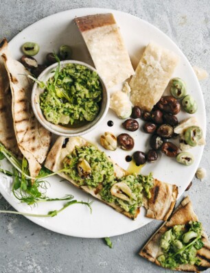 crostini met gegrilde tuinbonenspread