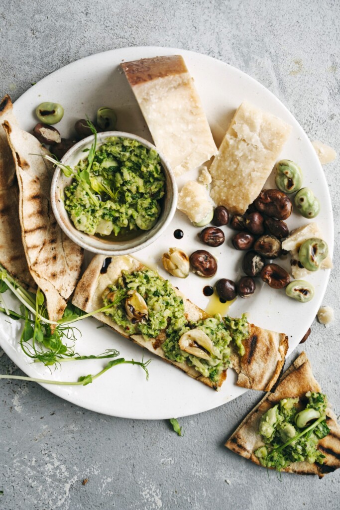 crostini met gegrilde tuinbonenspread