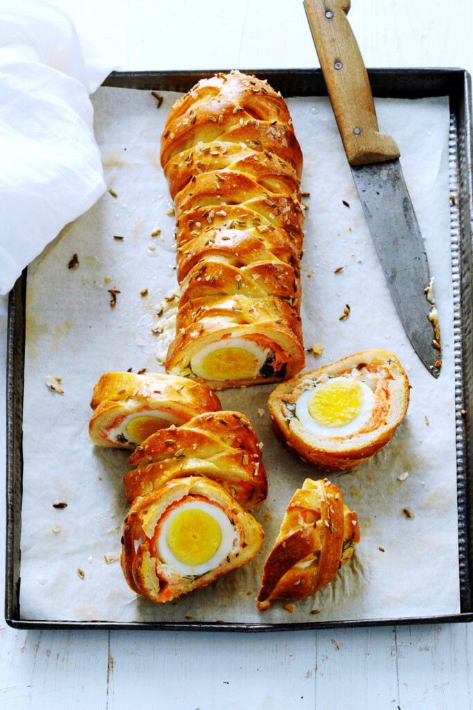 paasvlechtbrood met zalm en ei