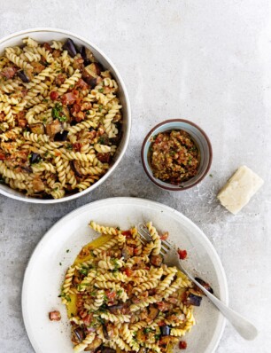 pasta met aubergine, pancetta en pesto