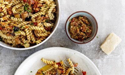 pasta met aubergine, pancetta en pesto
