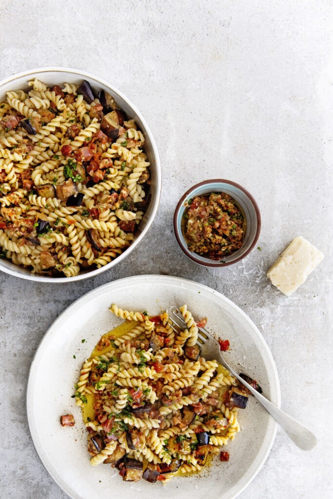 pasta met aubergine, pancetta en pesto