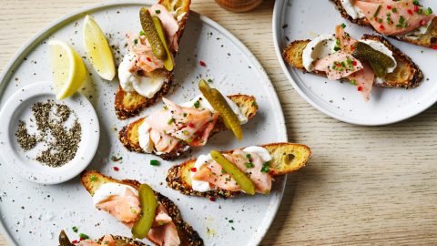 toastjes met zalm, crème fraîche & augurken amuses