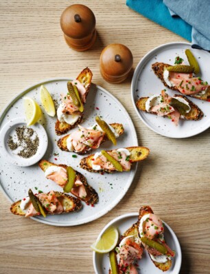 toastjes met zalm, crème fraîche & augurken