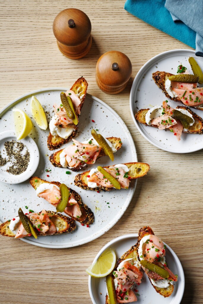 toastjes met zalm, crème fraîche & augurken