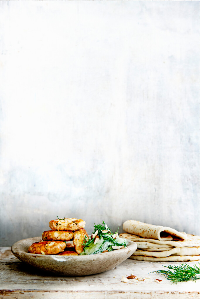 viskoekjes met zalm, feta & komkommer-dillesalade