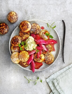 poffertjes met warme rabarber, aardbei & vanilleboter