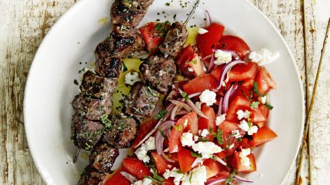 souvlaki met tomaten-fetasalade