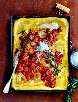 traybake met polenta, taleggio en saucijsragù