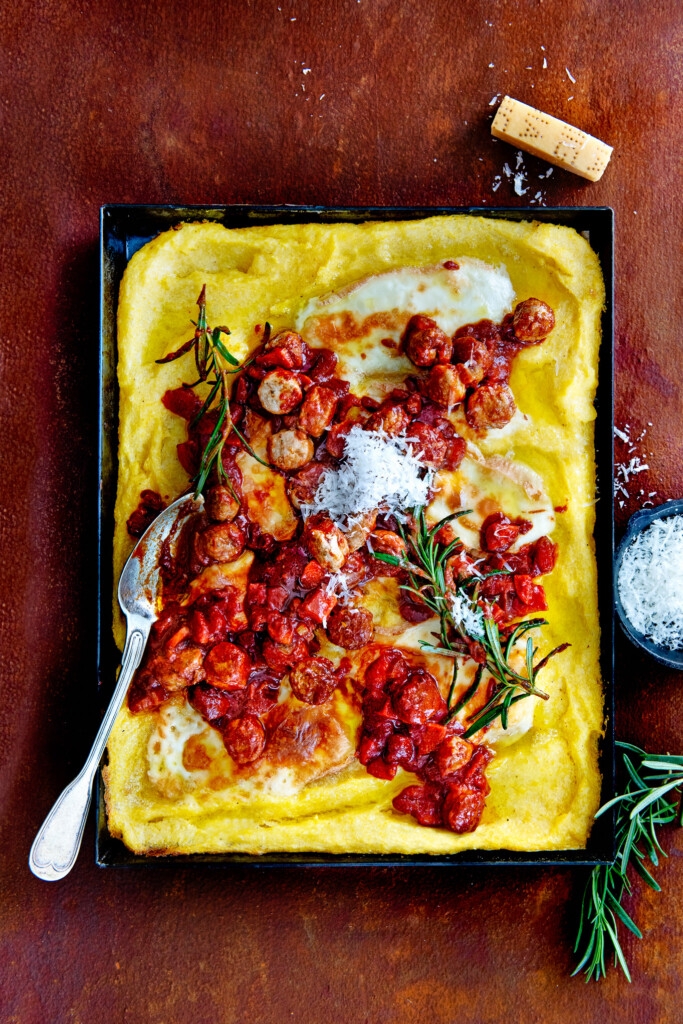 traybake met polenta, taleggio en saucijsragù