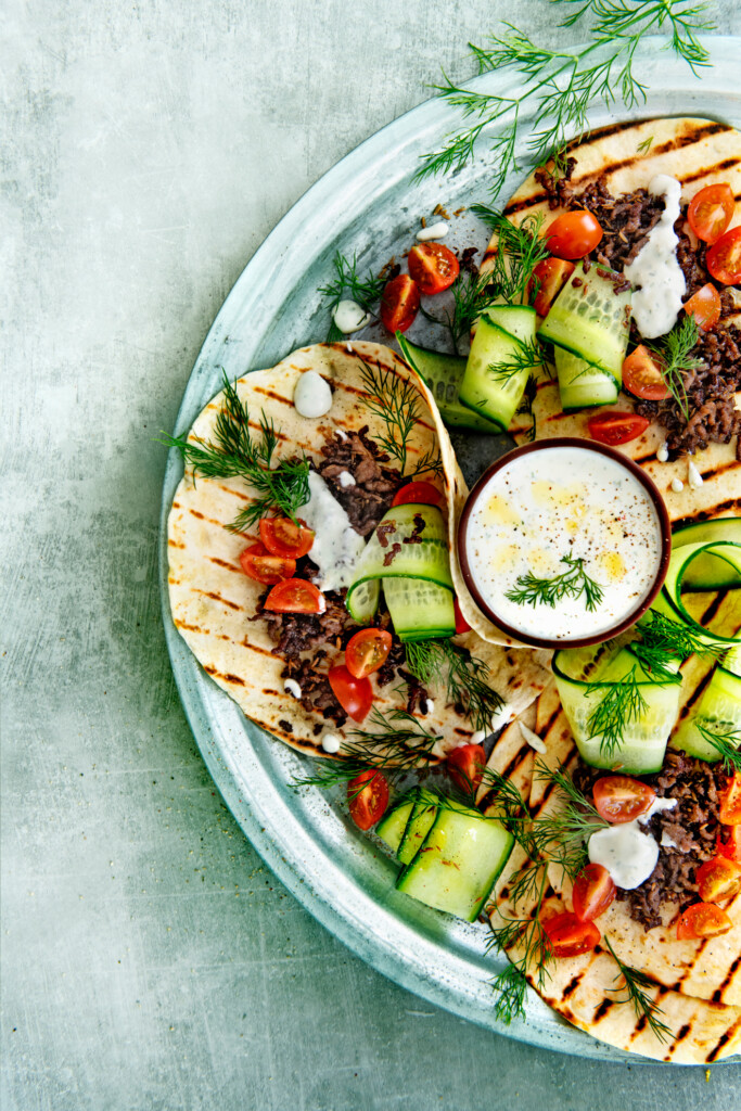 tostada met fetayoghurt, gehakt en dille