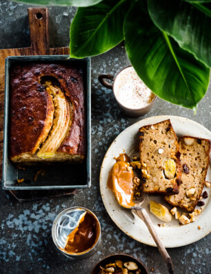 bananenbrood met noten en karamelsaus