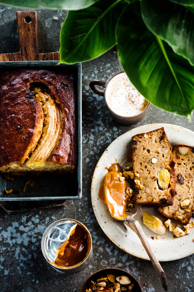 bananenbrood met noten en karamelsaus