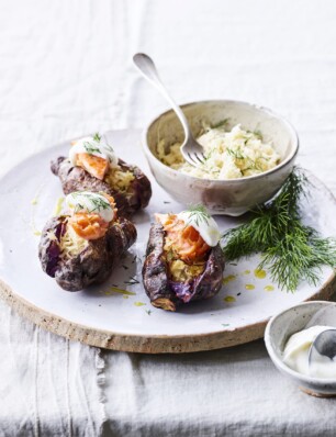 gevulde paarse zoete aardappel met zalm en zuurkool