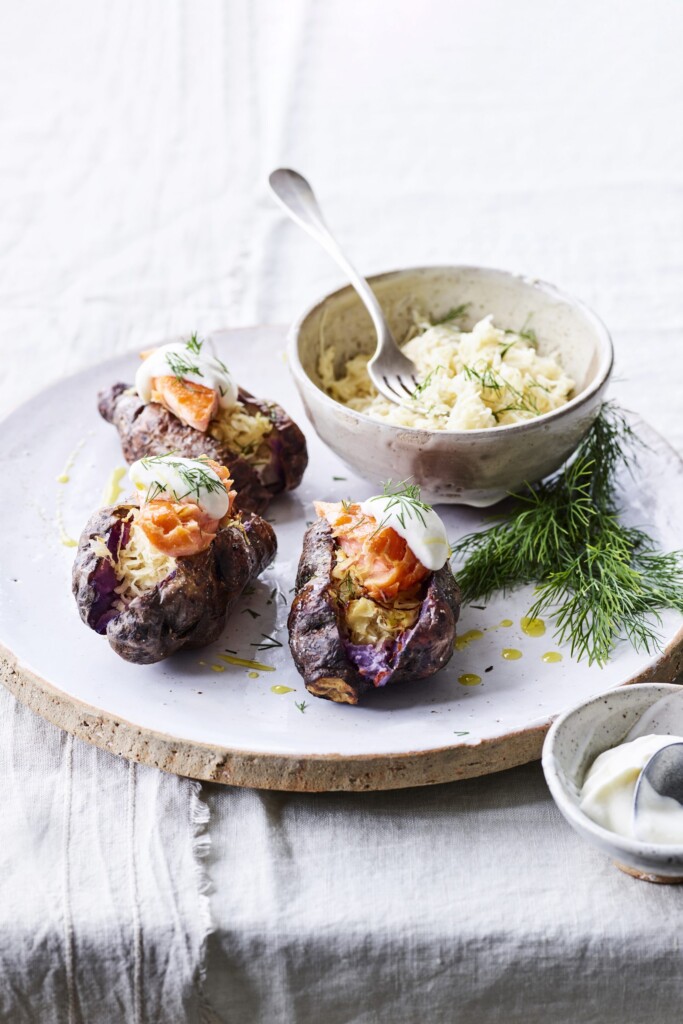 gevulde paarse zoete aardappel met zalm en zuurkool