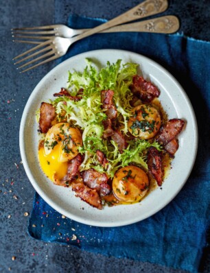 salade met zacht gegaarde eidooiers en knapperig spek