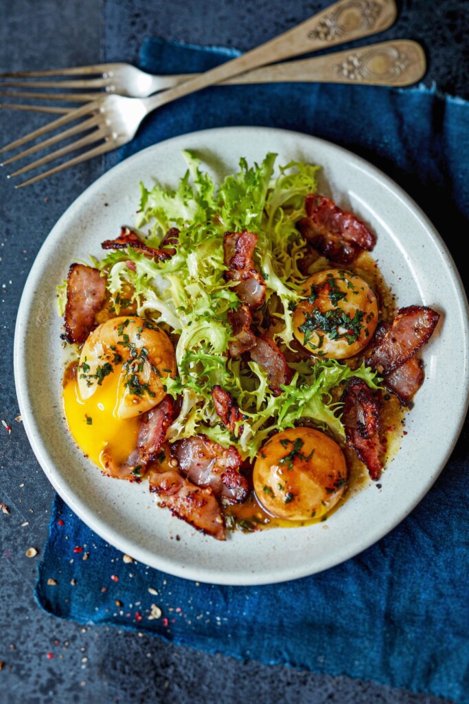 salade met zacht gegaarde eidooiers en knapperig spek