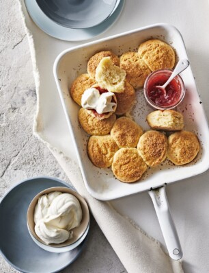 scones met vanilleroom & rabarber-aardbeienjam