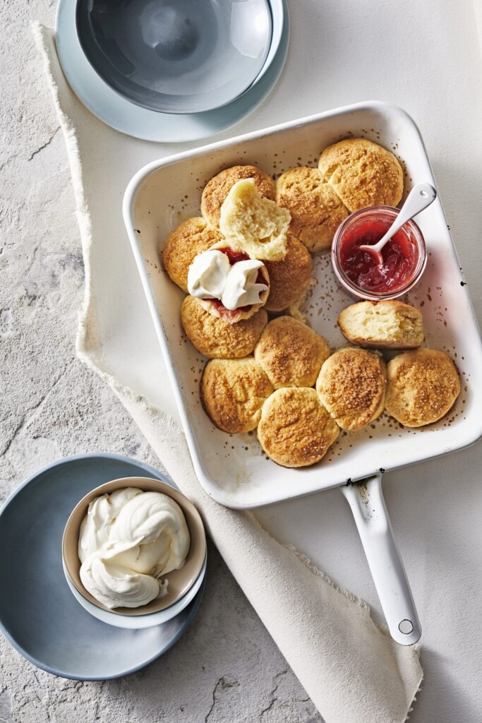 scones met vanilleroom & rabarber-aardbeienjam