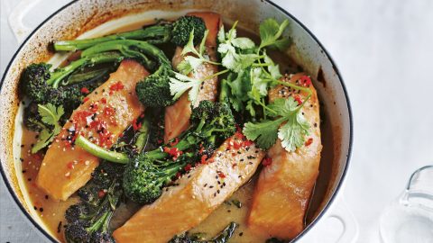 eenpansgerecht zalm honing-misozalm met bimi en koriander