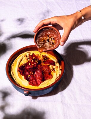 hummus met Turkse pastrami uit Karsu’s Kitchen