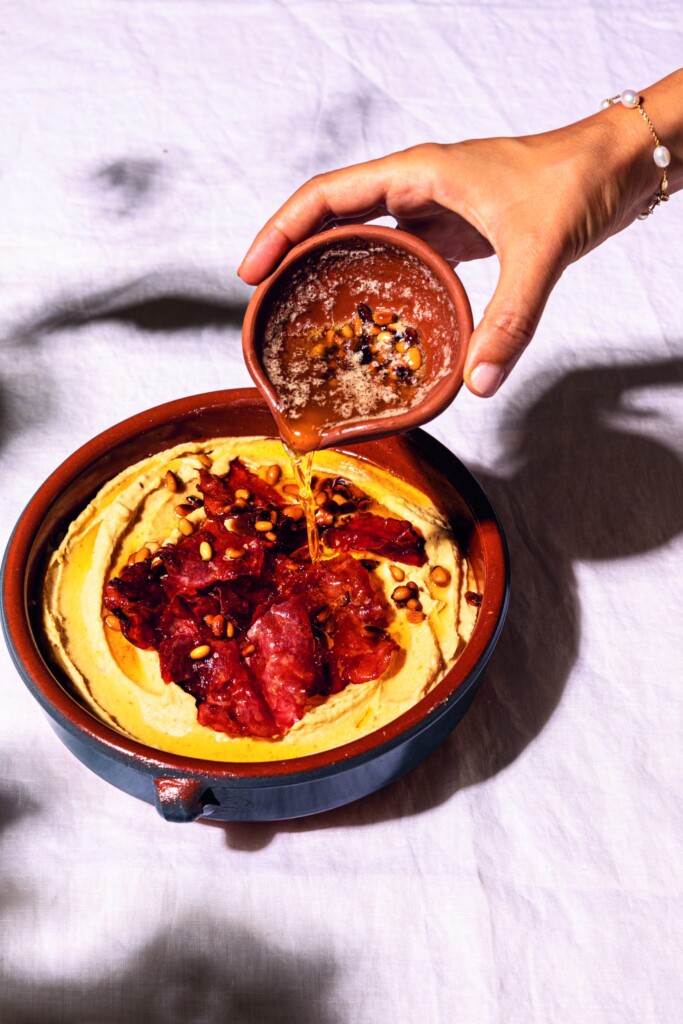 hummus met Turkse pastrami uit Karsu’s Kitchen