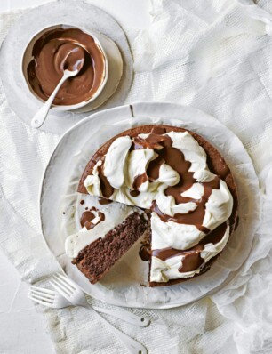 Italiaanse chocoladetaart (torta caprese) met ricotta en amaretto chocoladesaus