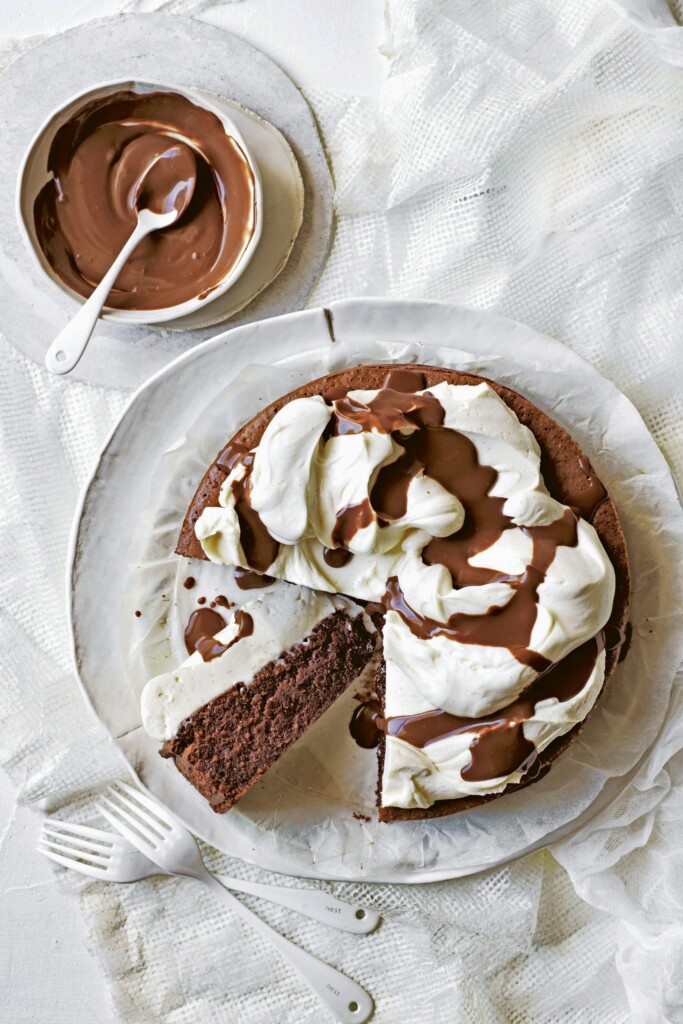 Italiaanse chocoladetaart (torta caprese) met ricotta en amaretto chocoladesaus