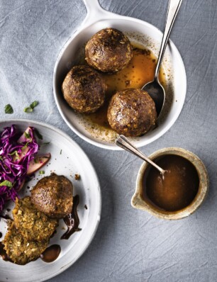 vegan gehaktbal van linzen met appelbiersaus