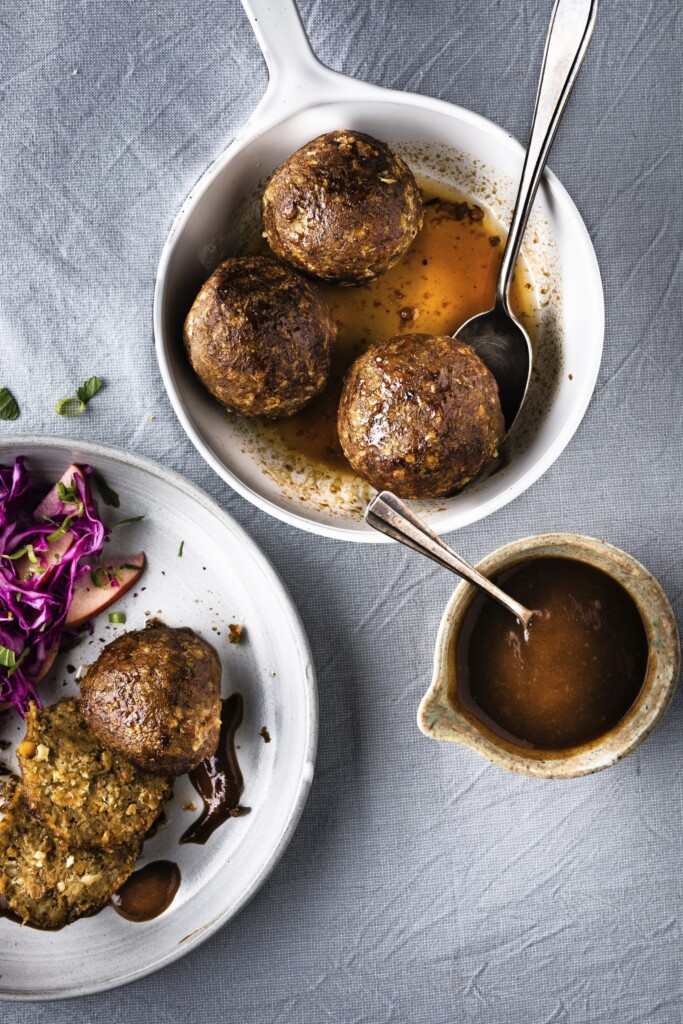 vegan gehaktbal van linzen met appelbiersaus