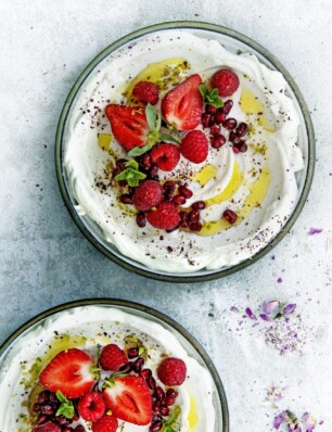 labne met fruit, vanille en rozensuiker